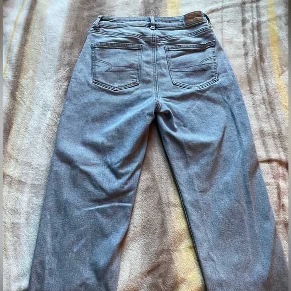 American Eagle High-waisted light wash jeans size 2 Short - Picture 2 of 4